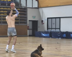 Ο Χεζόνια προετοιμάζεται για τη νέα σεζόν παρέα με τον σκύλο του