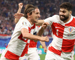 Συγκίνησε ο Γκβάρντιολ - Κρέμασε μια φανέλα της Κροατίας στο διαλυμένο, από τον πόλεμο, σπίτι του Μόντριτς