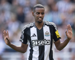 Συνεχίζεται η κόντρα Νιουκάστλ - Ίσακ: «Κανείς δεν σου είπε ότι θα φύγεις αυτό το καλοκαίρι»