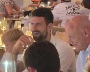 Συνεχίζει τις διακοπές του στην Ελλάδα ο Τζόκοβιτς - Δείπνησε σε γνωστό εστιατόριο στην Πάρο (video)
