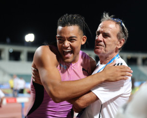 H αποθέωση και οι πανηγυρισμοί του Καραλή μετά το Πανελλήνιο ρεκόρ (video)