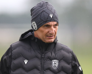 Πιτσιρικάς πήρε το... γουρλίδικο σκουφάκι του Λουτσέσκου!