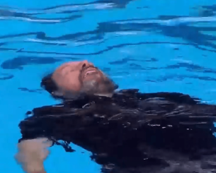 Ο Παυλίδης έπεσε στην πισίνα και... ξάπλωσε μετά το χρυσό μετάλλιο (video)