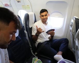 Πτήση της ΑΕΚ στην Ουγγαρία με πίστη, καλό κλίμα και πολλά… παιχνίδια