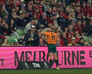 Θρύλος του ράγκμπι ξεπέρασε το μυϊκό πρόβλημα πίνοντας μια μπύρα κατά τη διάρκεια αγώνα (video)