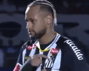 Πολλά νεύρα ο Νεϊμάρ - Έκανε χειρονομία στην εξέδρα, τα έβαλε με αντίπαλο και τα... πήρε με δημοσιογράφο (video)