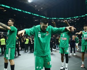 Μια γαλανόλευκη ραχοκοκαλιά με μπροστάρη τον Σλούκα