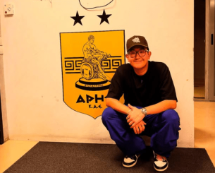 Ο Σιάο βρίσκεται στη Θεσσαλονίκη, θαυμάζει τον Λευκό Πύργο και... ρεμβάζει στον Θερμαϊκό