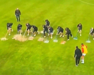 Οπαδοί έκαναν τα πάντα για τη νίκη της ομάδας - Απομάκρυναν μέχρι και τη... βροχή (video)