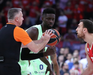 Η Μπαρτσελόνα διατηρεί στο ρόστερ της τον Φαλ για έναν ακόμα χρόνο