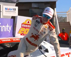 Επική τούμπα από τον νικητή του αγώνα στο Nascar την ώρα που πανηγύριζε (video)