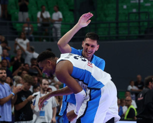 Ο Λαρεντζάκης ανταπέδωσε... τις σφαλιάρες στον Γιάννη Αντετοκούνμπο (video)