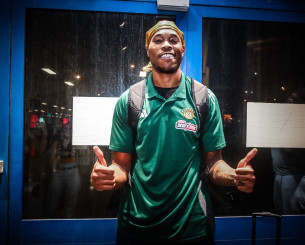 Προσγειώθηκε ο Χολμς στην Αθήνα για τον Παναθηναϊκό: «Είμαι εδώ για να κατακτήσω τίτλους» (video)