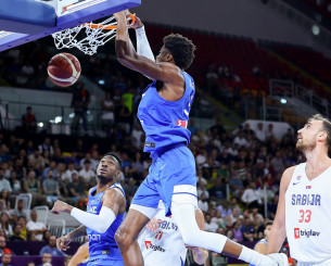 Ο Αντετοκούνμπο... πήρε το πορτοφόλι του αντιπάλου του και κάρφωσε με μανία (video)