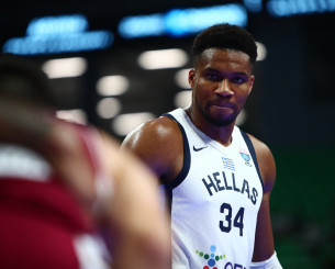 Η τάπα του Αντετοκούνμπο 10 δευτερόλεπτα μετά την έναρξη του αγώνα (video)