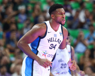 Ο Γιάννης... έβαλε στο καλάθι όλη τη Γαλλία, παίρνοντας και το φάουλ (video)