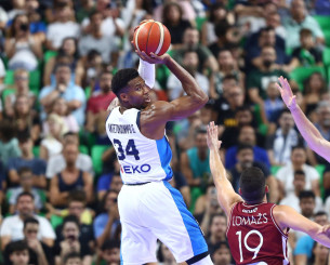 Η εντυπωσιακή ασίστ Γιάννη για καλάθι και φάουλ του Καλαϊτζάκη (video)