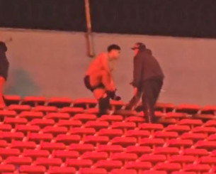 Αδιανόητες εικόνες από την Αργεντινή - Ξεγύμνωναν και βασάνιζαν Χιλιανούς οπαδούς (video)