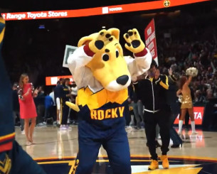 Η μασκότ των Νάγκετς έκανε μήνυση στον ιδιοκτήτη της ομάδας επειδή απολύθηκε λόγω αναρρωτικής άδειας