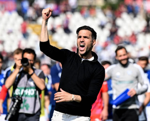 Ο Σεσκ Φάμπρεγας παίζει Football Manager στην τοποθεσία Κόμο