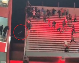 Σκληρές εικόνες: Η στιγμή που οπαδός πέφτει στο κενό για να γλιτώσει από τα επεισόδια (video)