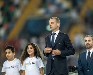 Ποια ήταν τα δύο παιδιά που ανέβηκαν στο πόντιουμ για την απονομή του Super Cup της UEFA