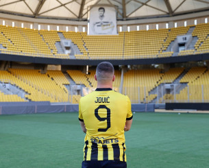 Ο Γιόβιτς κοιτά με δέος τον πυλώνα με τον Μίμη Παπαϊωάννου στο γήπεδο της ΑΕΚ