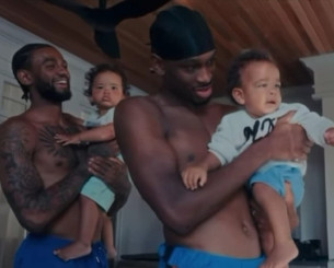 Δύο ξαδέλφια NBAers μεγαλώνουν μαζί τα παιδιά τους (video)