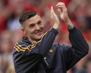 Οι πιο παράξενοι εκβιασμοί για μια μεταγραφή - Αυτοτραυματισμός, παραλίες και άδεια πατρότητας