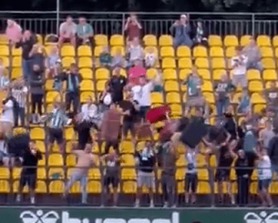 Επικό σκηνικό: Οπαδοί απαίτησαν την απόλυση του προπονητή πετώντας βαλίτσες στο γήπεδο (video)