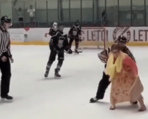 Μητέρα αθλητή μπούκαρε σε αγώνα χόκεϊ για να διαμαρτυρηθεί στον διαιτητή
