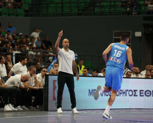 Αρχηγών παρόντων, πάσα αρχή παυσάτω