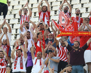 Η όμορφη κίνηση σεβασμού των φίλων της Σαμσουνσπόρ μετά την λήξη του αγώνα στο ΟΑΚΑ (video)