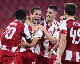 Ο από «μηχανής Θεός»  Γιαζίτζι με φωτοβολίδα στο 90+3' λύτρωσε τον Ολυμπιακό