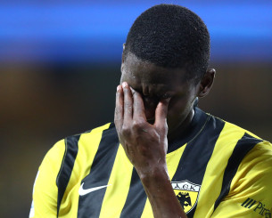 Αγωνία για Ζίνι στην ΑΕΚ, αποχώρησε δακρυσμένος από το ματς με τον Πανσερραϊκό