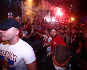 Τρέλα στην άφιξη από 2.000 οπαδούς του Ολυμπιακού στο αεροδρόμιο - «Ποντένσε αλάνι, για πάντα στο λιμάνι!»