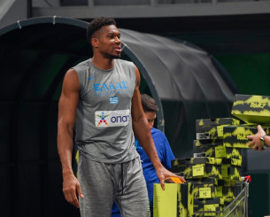 Ο Γιάννης Αντετοκούνμπο δώρισε για ακόμα μια χρονιά παπούτσια σε όλους τους συμπαίκτες του