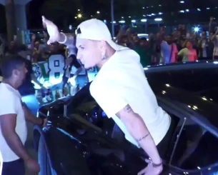 Xαμός στο αεροδρόμιο της Σεβίλλης: Χιλιάδες οπαδοί της Μπέτις υποδέχτηκαν τον Άντονι