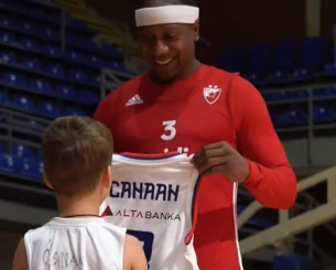 Νεαρός φαν του Κάνααν πήγε με αυτοσχέδια φανέλα στη συνάντηση και έφυγε με την ορίτζιναλ (video)