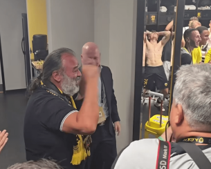 «Ω Σούπερ Μάριο» - Οι παίκτες της ΑΕΚ αποθέωσαν τον Ηλιόπουλο στα αποδυτήρια (video)