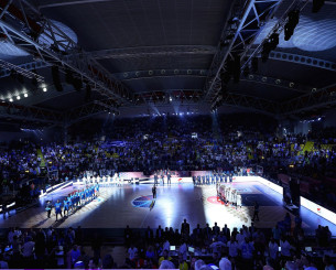 Η Κύπρια φίλαθλος με τη θήκη του ΠΑΟΚ στο κινητό της