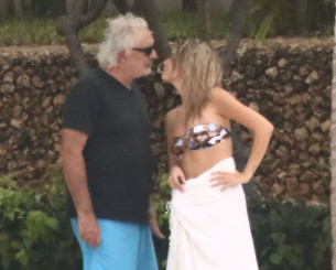 Στο γιοτ με «καυτές» παρουσίες ο 75χρονος Μπριατόρε - Μόλις χώρισε με την φοιτήτρια σύντροφό του