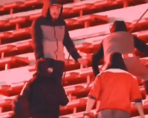 Σοκαριστικό βίντεο: Οπαδός της Ιντεπεντιέντε έδειχνε το σήμα της ομάδας του για να σταματήσουν να τον χτυπούν οι συνοπαδοί του