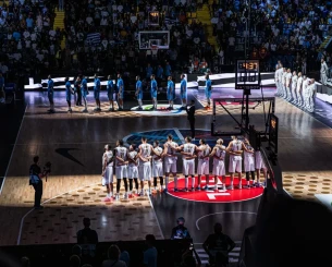 Ανατριχιαστική στιγμή: Η ανάκρουση του κοινού Εθνικού Ύμνου Ελλάδας και Κύπρου (video)