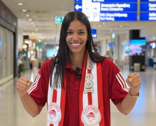 Η Κονέο «προσγειώθηκε» στην Αθήνα για τον Ολυμπιακό: «Ανυπομονώ να κερδίσουμε τα πάντα» (video)