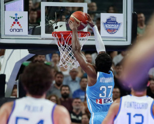 Ο Κώστας Αντετοκούνμπο έκλεψε την μπάλα, κάρφωσε και χαροποίησε τον Γιάννη (video)