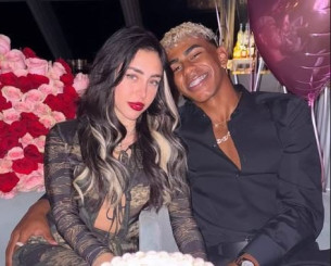 Λουλούδια, τούρτα και αγκαλιές - Ο Γιαμάλ και η αγαπημένη του δεν κρύβονται πια