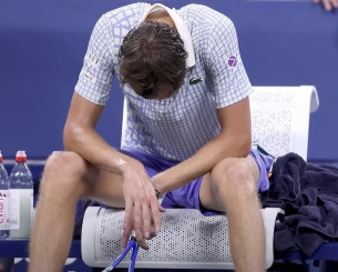 Βαρύ πρόστιμο στον Μεντβέντεφ για τα... νεύρα