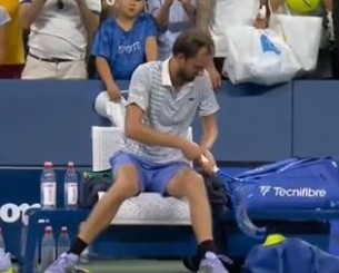 Έξαλλος Μεντβέντεφ διέλυσε τη ρακέτα και φώναζε στον διαιτητή: «Είσαι άνδρας;» (video)