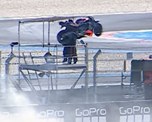 Σοκαριστικό ατύχημα στο Moto GP: Οδηγός παραλίγο να σκοτώσει κάμεραμαν